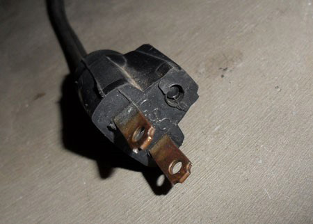 I believe this is a ground wire with no wire cover. Is this safe? :  r/askanelectrician